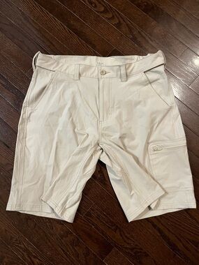 Huk Men’s Light Cream Cargo Shorts Size L